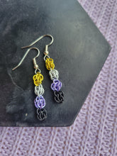 Load image into Gallery viewer, Tiny Sweet pea Earrings